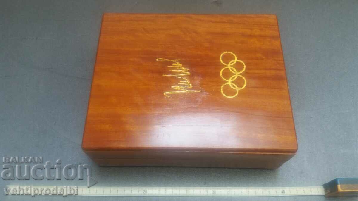 Δημοπρασία Πολυτελές ξύλινο κουτί βραβείων Ολυμπιακών Αγώνων