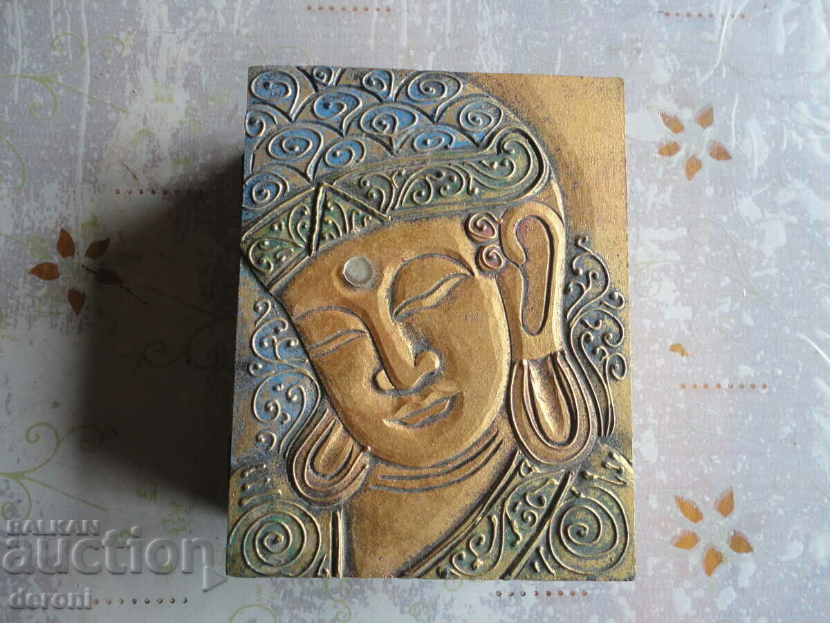 Auction Great gilt wooden box Auction Great gilt wooden box