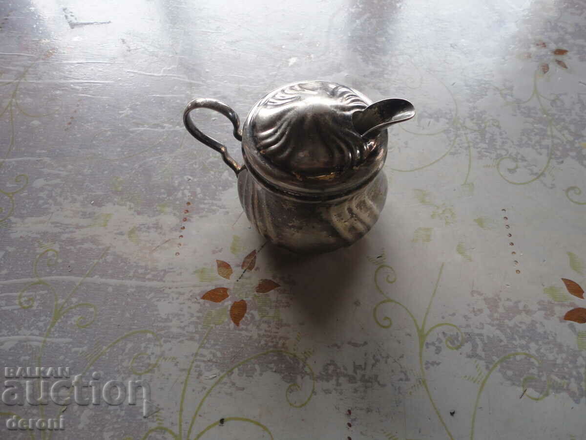 Невероятна старинна посребрена каничка с цена 25.00 лв. | € 12.78 Невероятна старинна посребрена каничка с цена 25.00 лв. | € 12.78