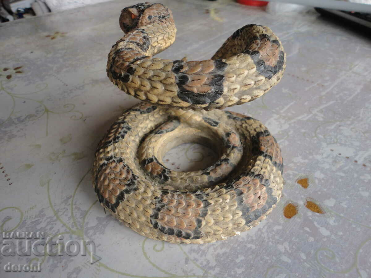 Delivery of A sculpture of a rattlesnake figure Delivery of A sculpture of a rattlesnake figure