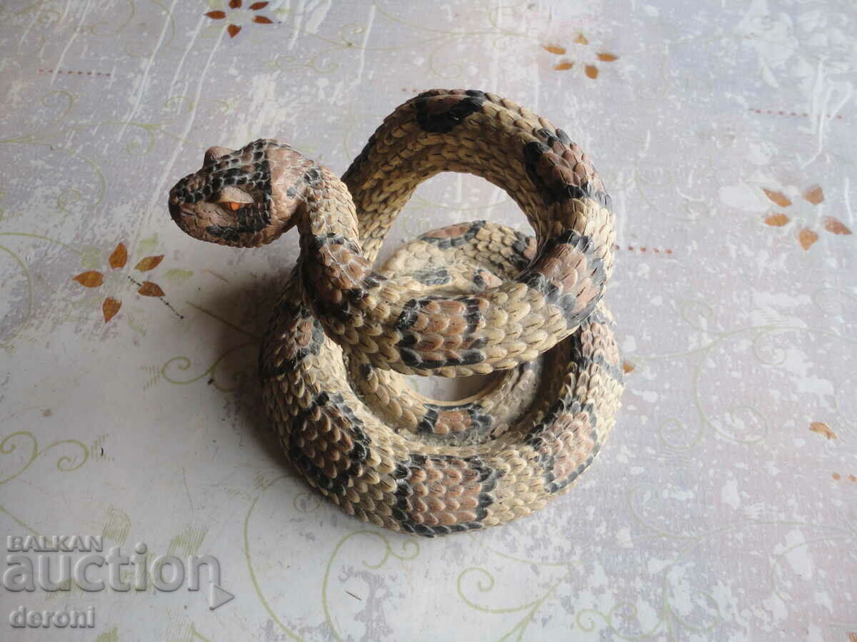 O sculptură a unui șarpe cu clopoței