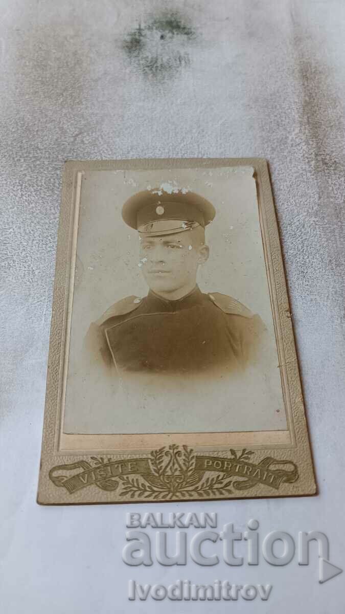 Foto Un tânăr în uniformă militară de carton