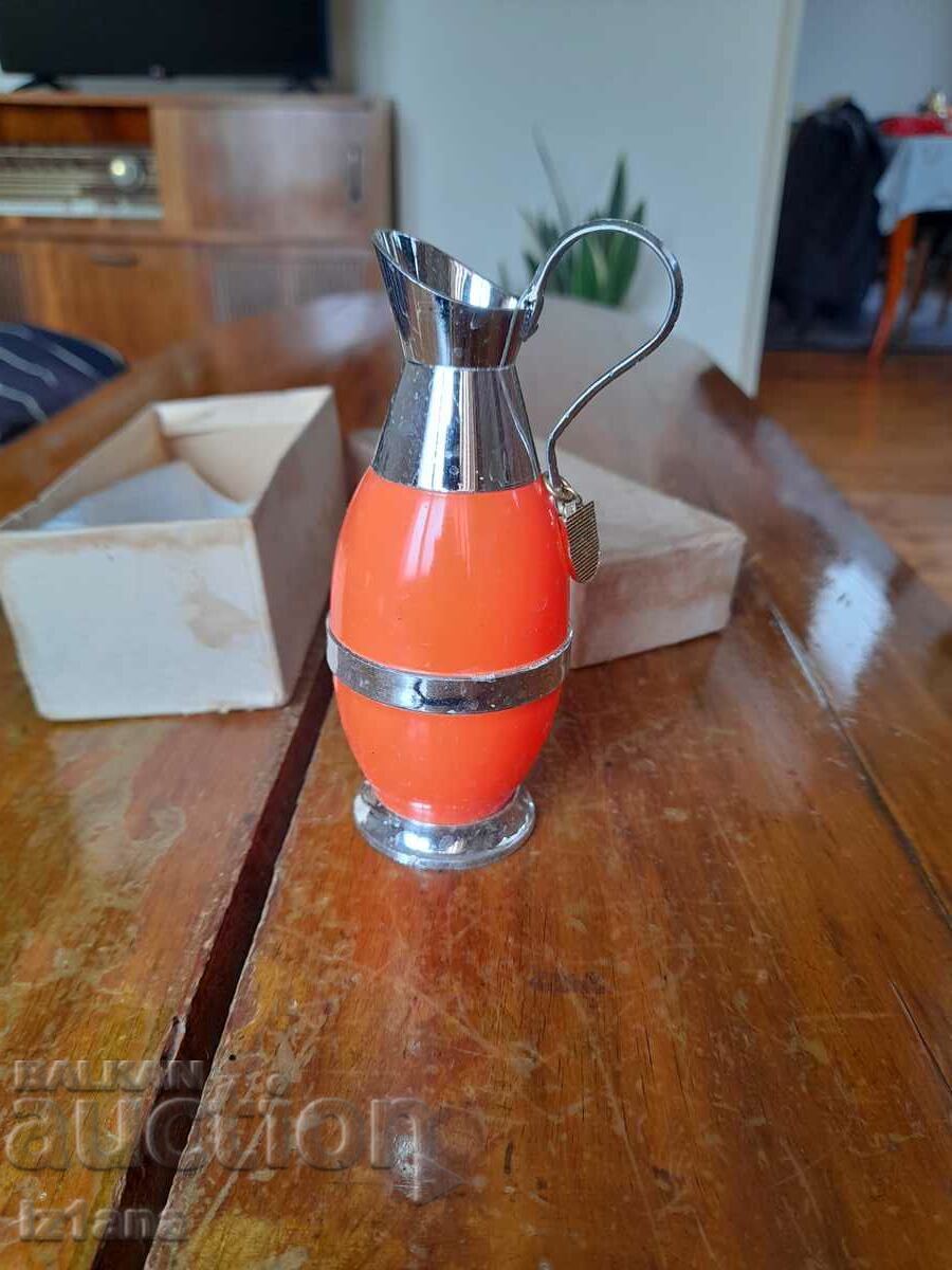 Δημοπρασία Ένα παλιό σουβενίρ, μια κανάτα Δημοπρασία Ένα παλιό σουβενίρ, μια κανάτα