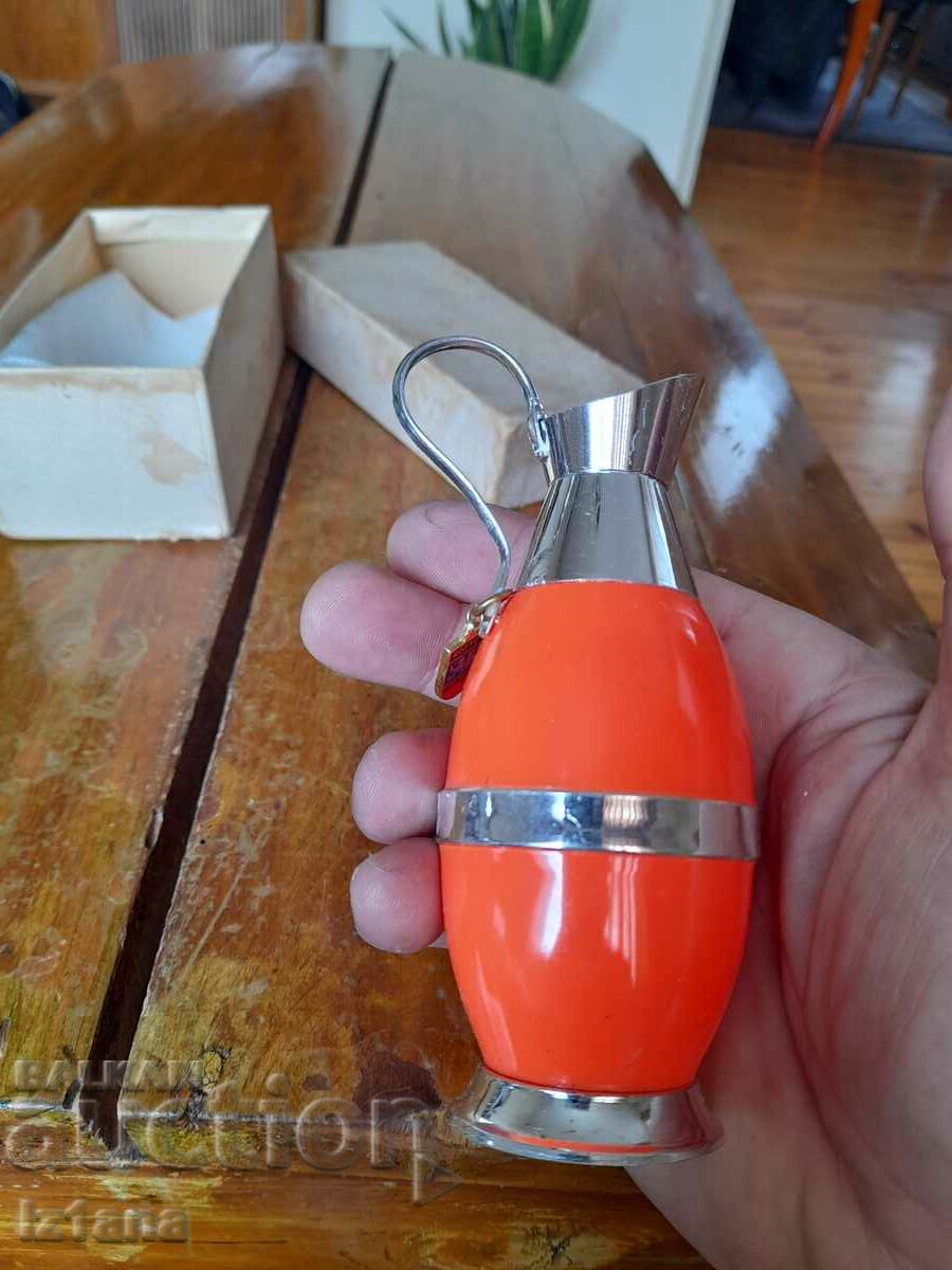 Παράδοση Ένα παλιό σουβενίρ, μια κανάτα Παράδοση Ένα παλιό σουβενίρ, μια κανάτα