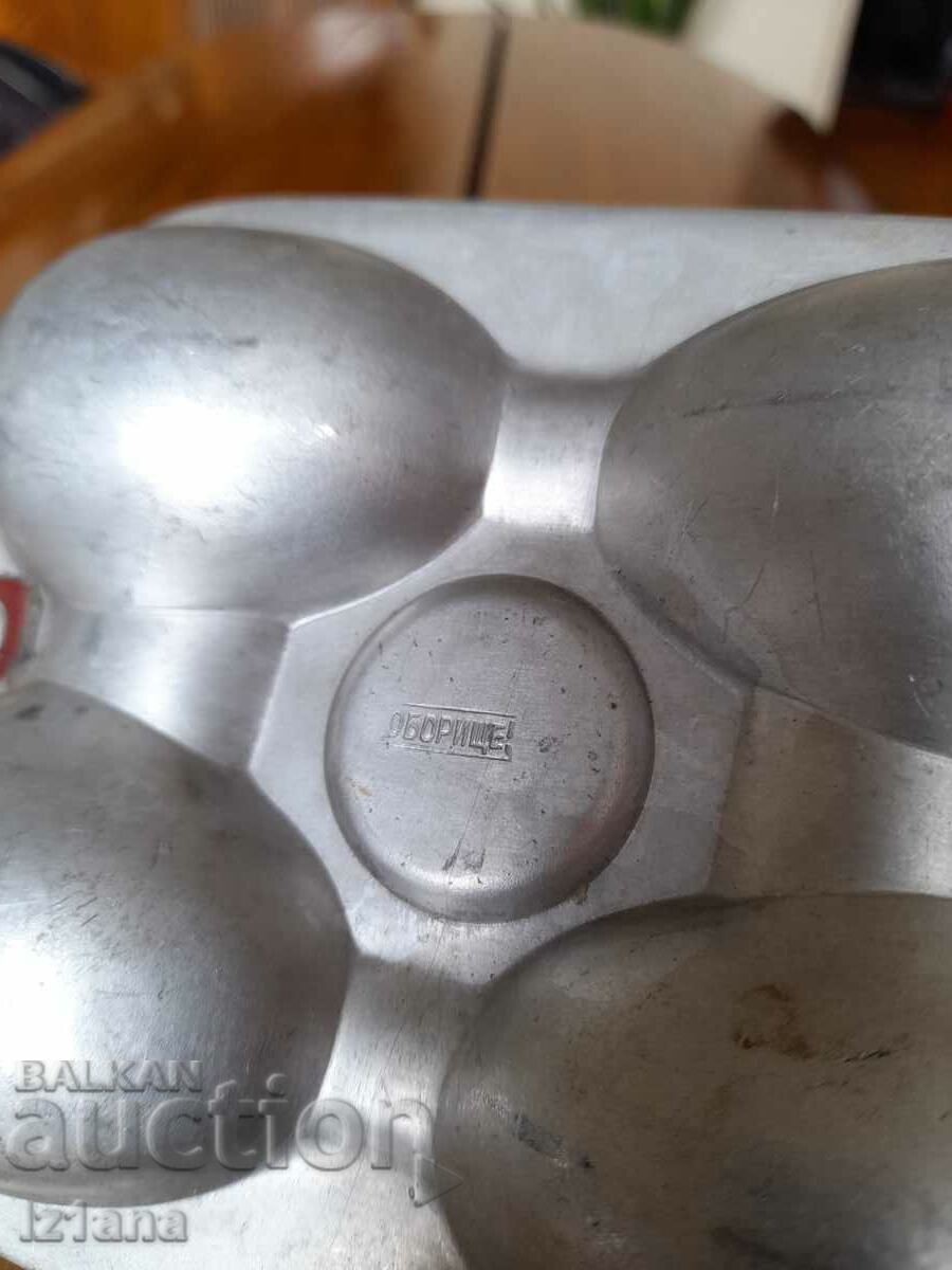 Auction An old egg box Auction An old egg box