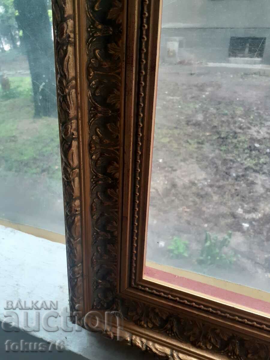 Παράδοση Μια μεγάλη ξύλινη μπαρόκ κορνίζα Παράδοση Μια μεγάλη ξύλινη μπαρόκ κορνίζα