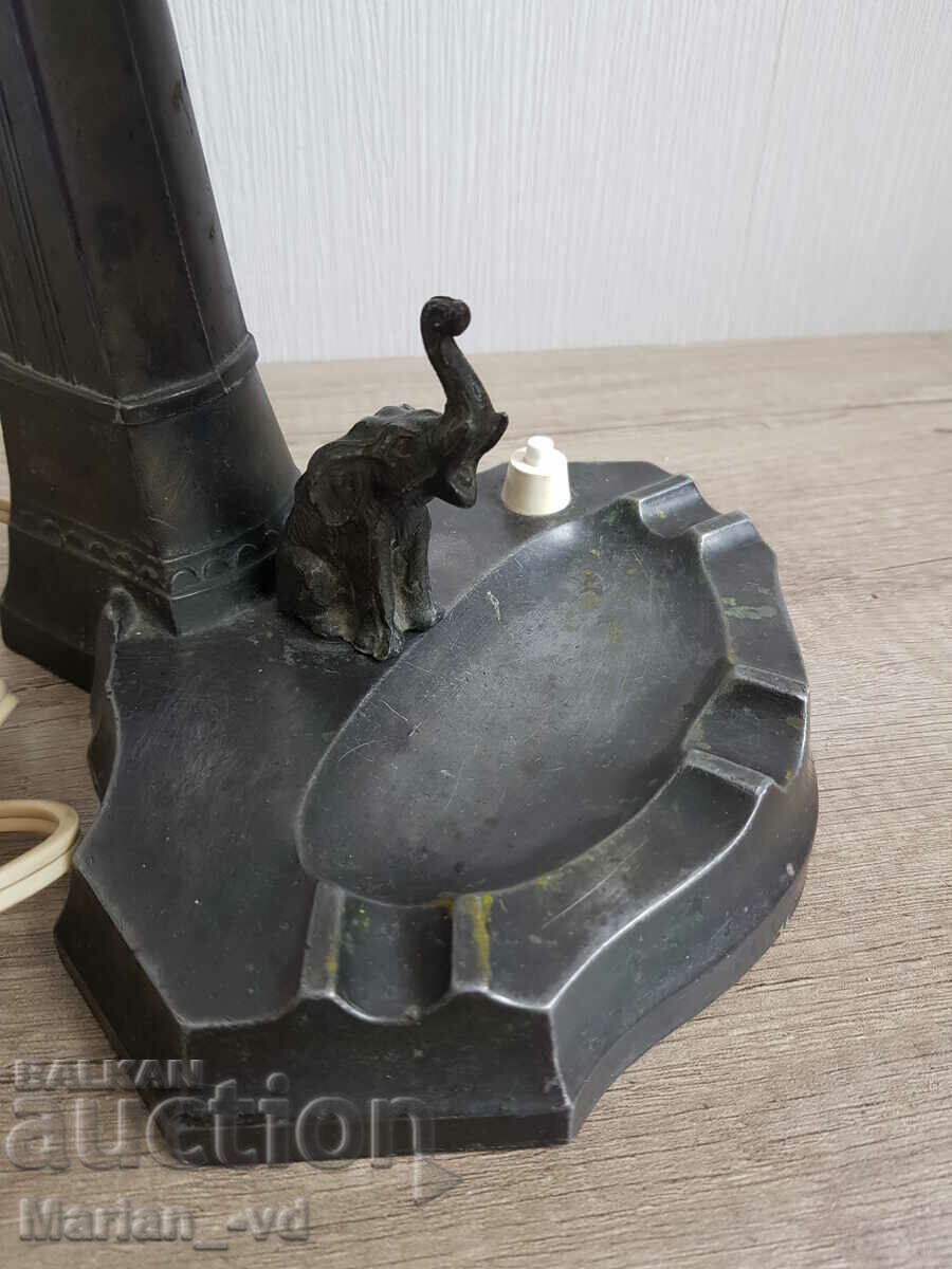 Lampă veche de masă cu scrumieră cu preț 80.00 BGN | € 40.90 Lampă veche de masă cu scrumieră cu preț 80.00 BGN | € 40.90