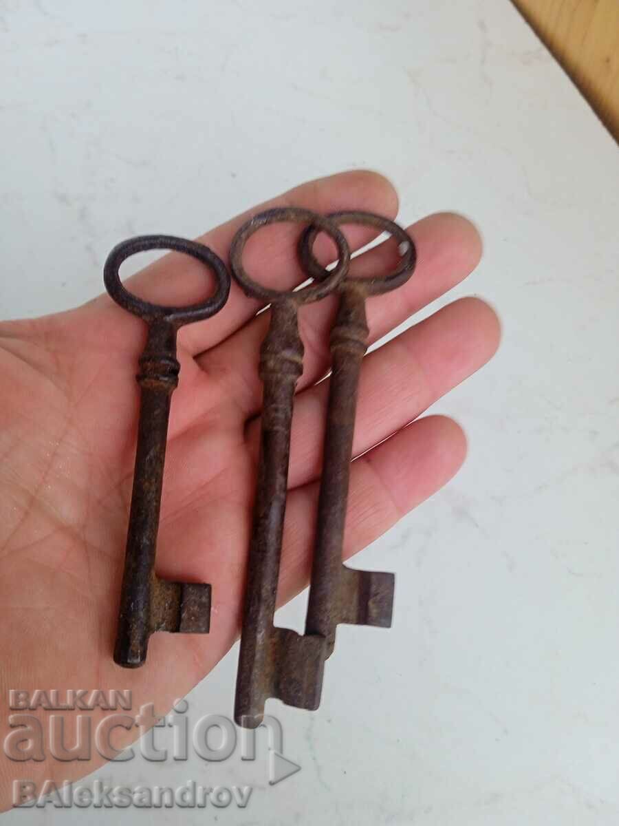 O mulțime de chei forjate vechi cu preț 16.00 BGN | € 8.18 O mulțime de chei forjate vechi cu preț 16.00 BGN | € 8.18