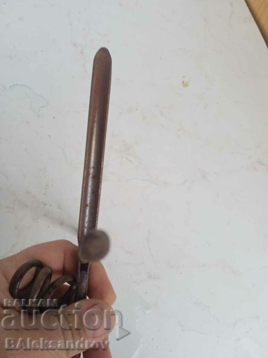 Παλιό σφυρήλατο σίδερο για μπούκλες με τιμή 13.00 BGN | € 6.65 Παλιό σφυρήλατο σίδερο για μπούκλες με τιμή 13.00 BGN | € 6.65