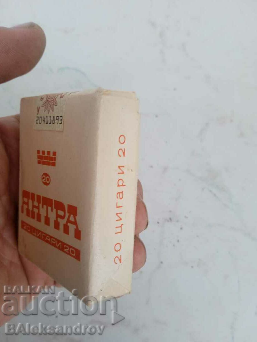 Auction An old pack of cigarettes for collection Auction An old pack of cigarettes for collection