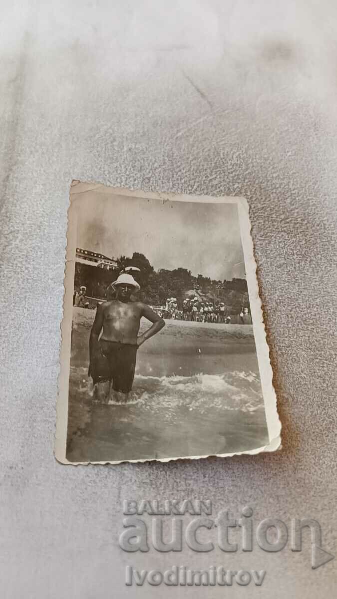 Photo A man in a retro swimsuit in the sea