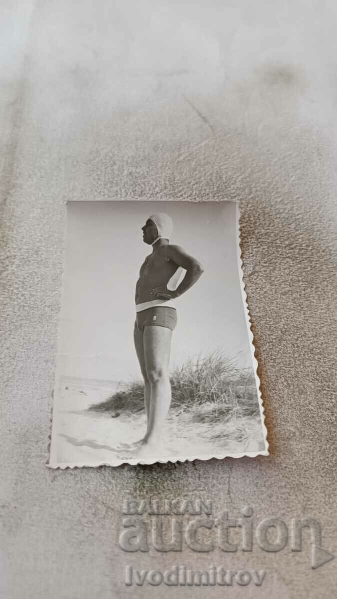 Foto Bărbat în costum de baie retro și cască de înot