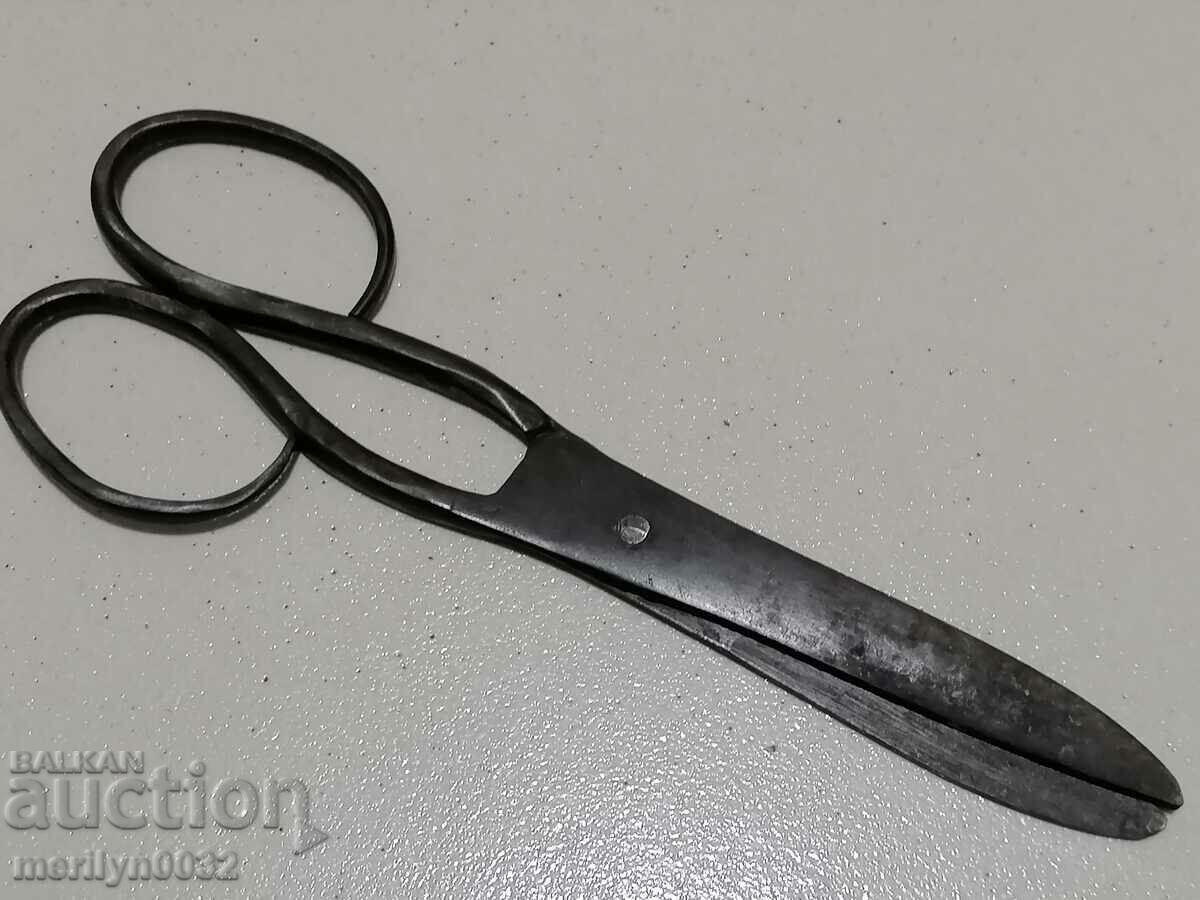 foarfece vechi forjate, cuțit, fier cu preț 39.00 BGN | € 19.94 foarfece vechi forjate, cuțit, fier cu preț 39.00 BGN | € 19.94