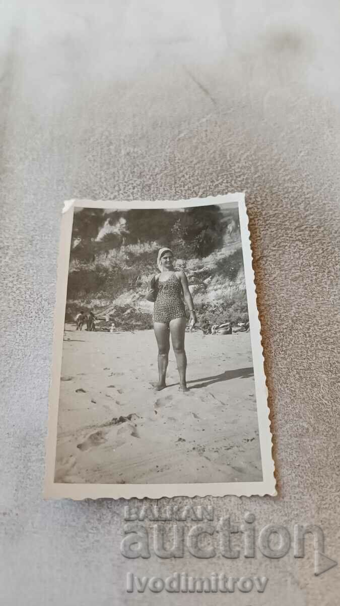Fotografie Varna Femeie în costum de baie complet pe plajă 1953