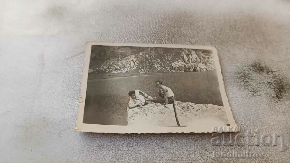 Снимка Двамам мъже на брега на язовир 1955