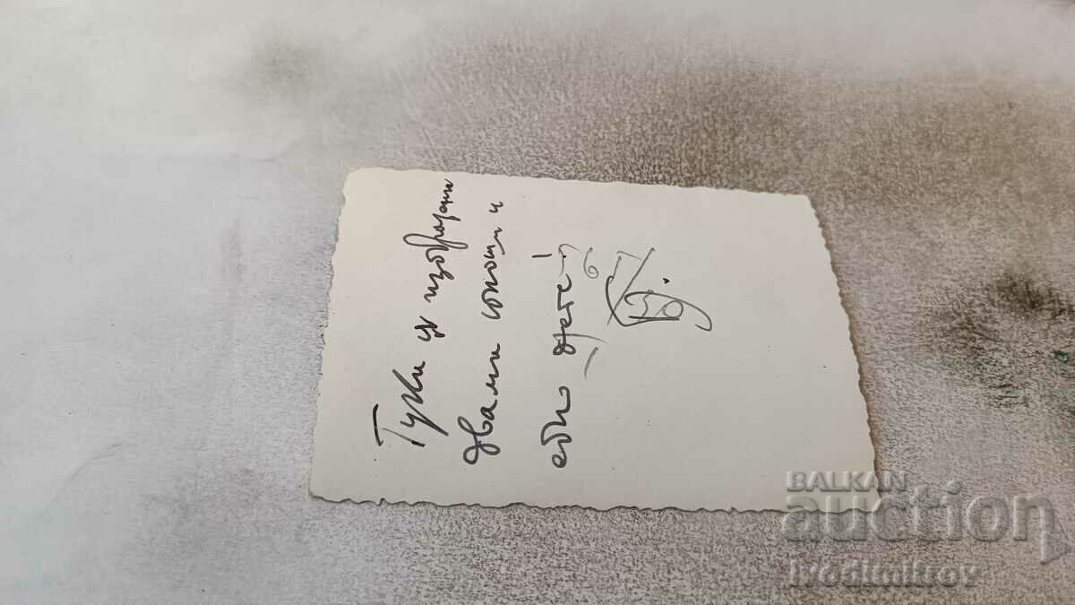 Φωτογραφία Δύο νεαροί άνδρες και ένα κορίτσι σε μια γέφυρα δίπλα σε μια πισίνα με τιμή 1.85 BGN | € 0.95 Φωτογραφία Δύο νεαροί άνδρες και ένα κορίτσι σε μια γέφυρα δίπλα σε μια πισίνα με τιμή 1.85 BGN | € 0.95