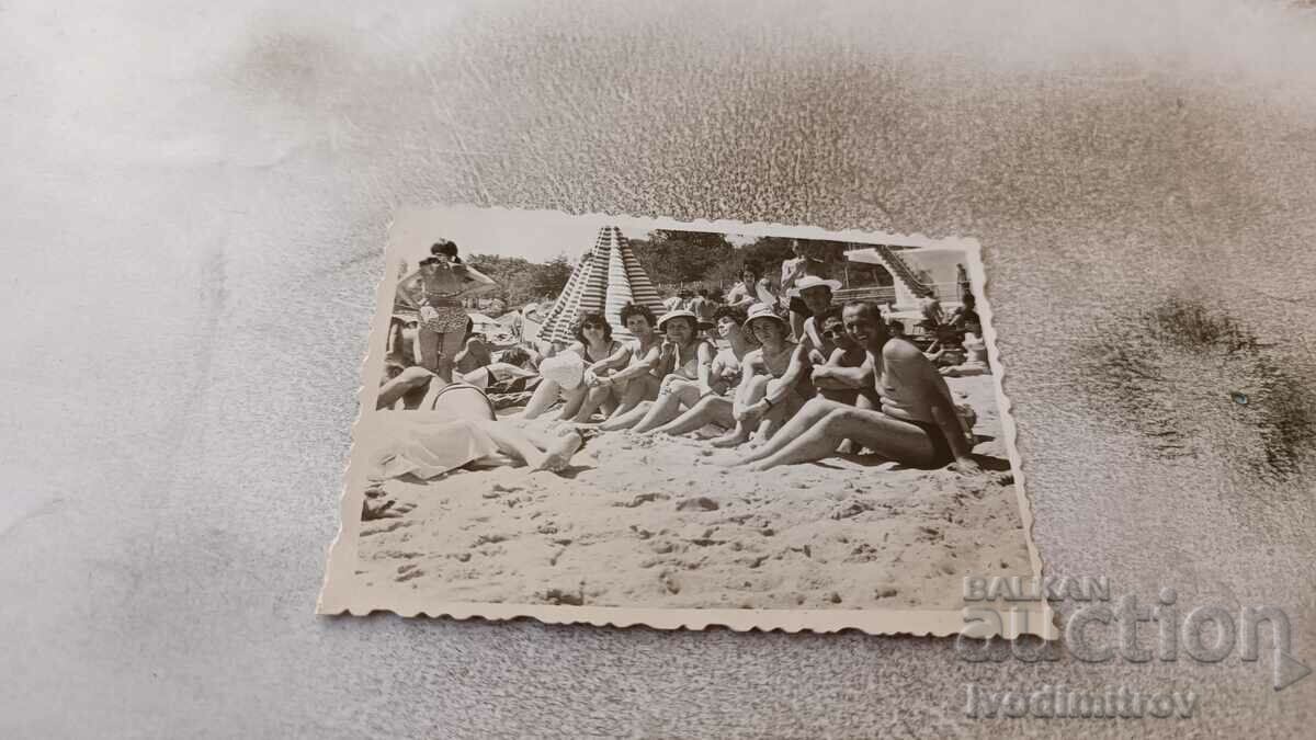 Φωτογραφία Άνδρες και γυναίκες στην παραλία