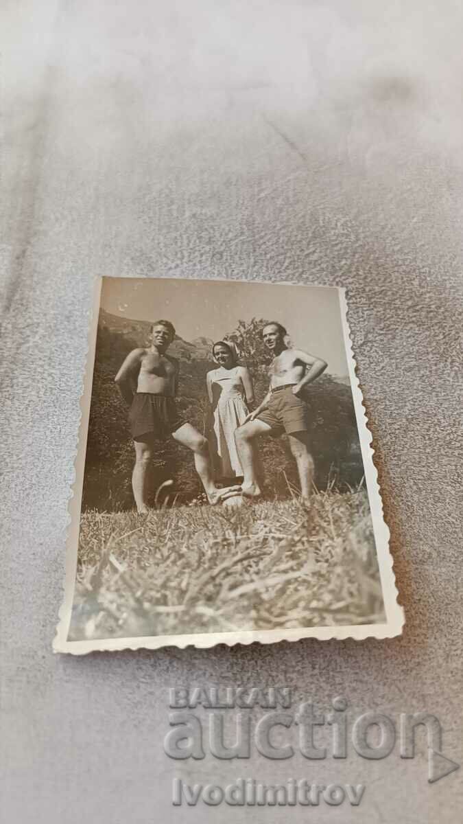 Φωτογραφία Δύο άντρες με σορτς και μια γυναίκα στα λιβάδια