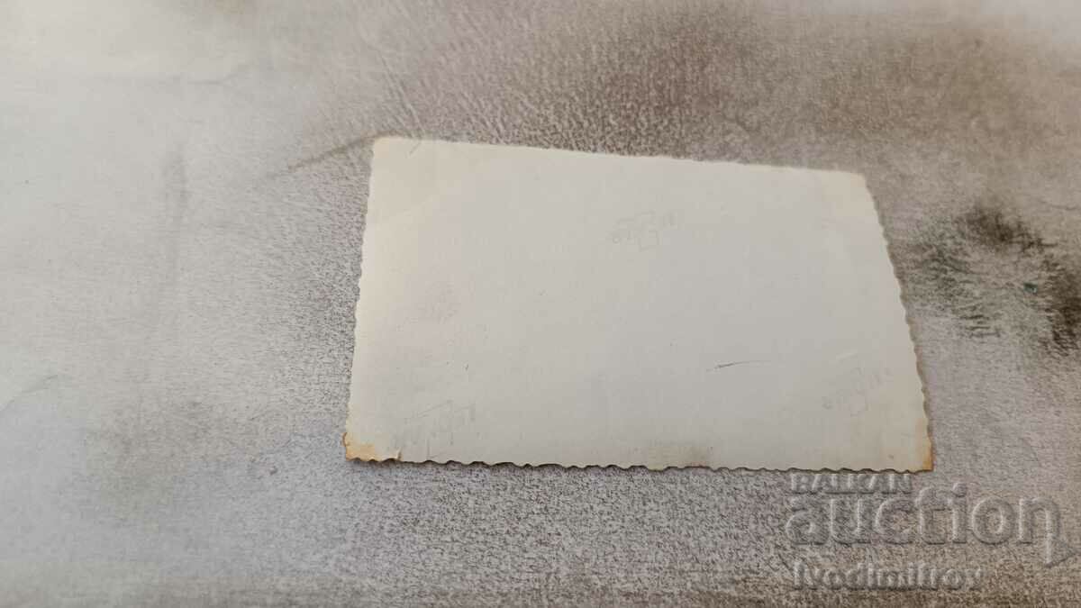 Снимка Мъж жени и деца в морето с цена 1.15 лв. | € 0.59 Снимка Мъж жени и деца в морето с цена 1.15 лв. | € 0.59