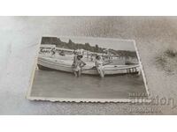 Photo Young man and woman in front of a boat for excursions