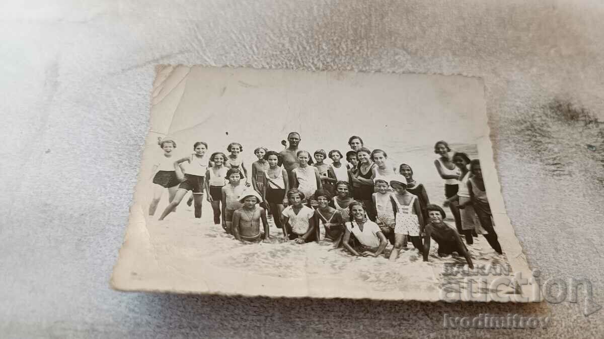 Photo Man women and children on the beach
