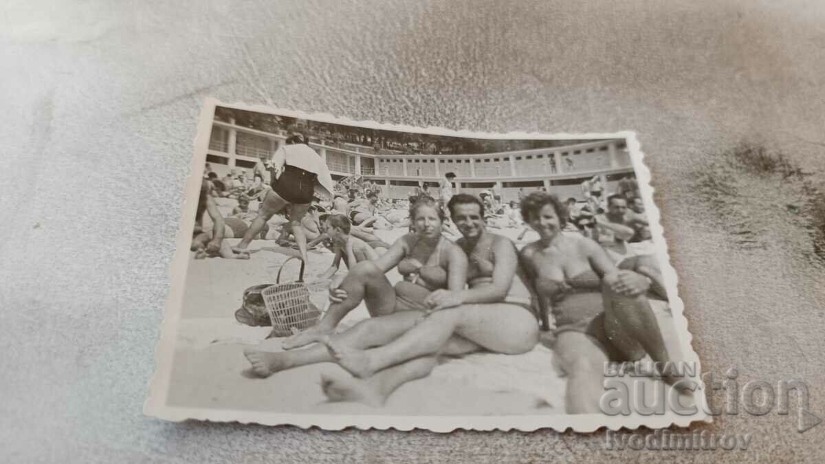 Снимка Мъж и две жени на плажа