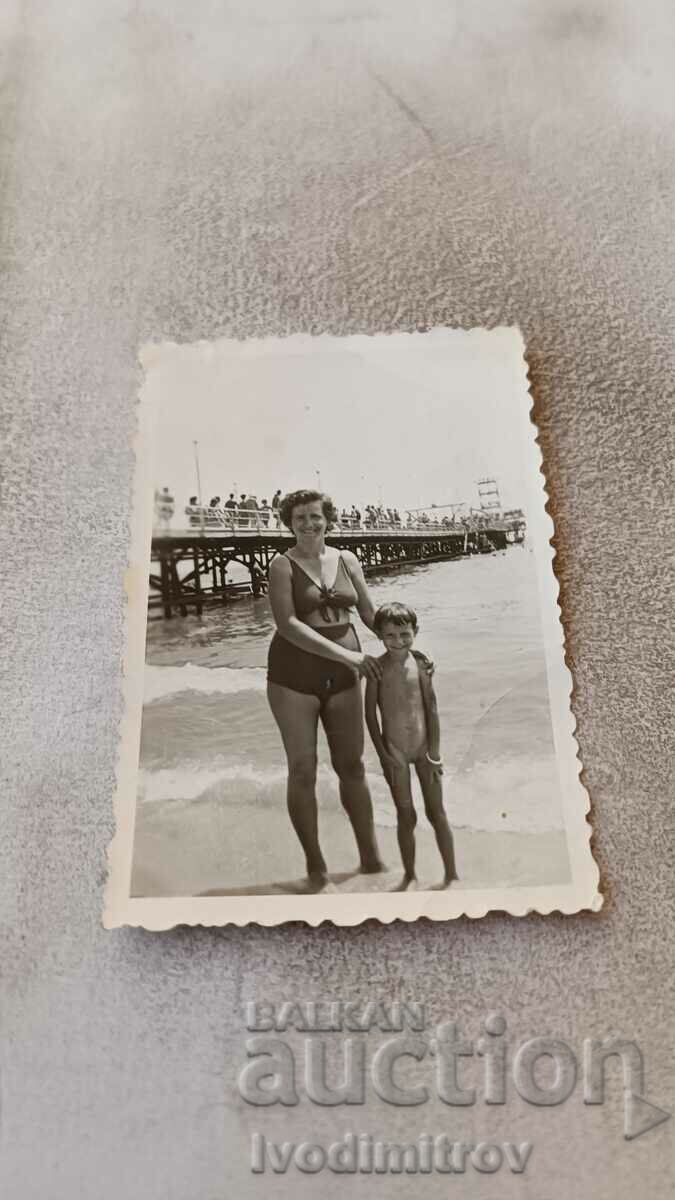 Снимка Жена и малко момиче на брега на морето