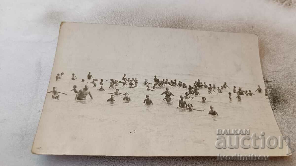 Φωτογραφία Άνδρες και παιδιά στη θάλασσα