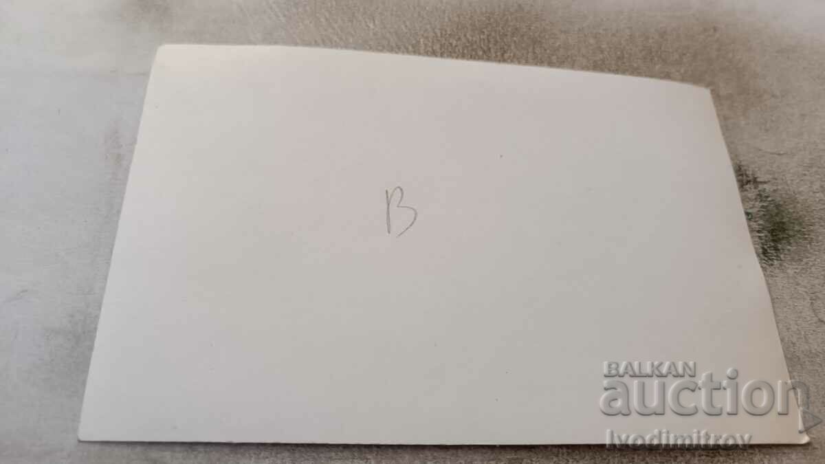 Снимка Мъж с къси панталони на входната врата към двора си с цена 1.75 лв. | € 0.89 Снимка Мъж с къси панталони на входната врата към двора си с цена 1.75 лв. | € 0.89