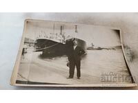 Φωτογραφία Άνθρωπος μπροστά από δύο βαπόρια στο λιμάνι