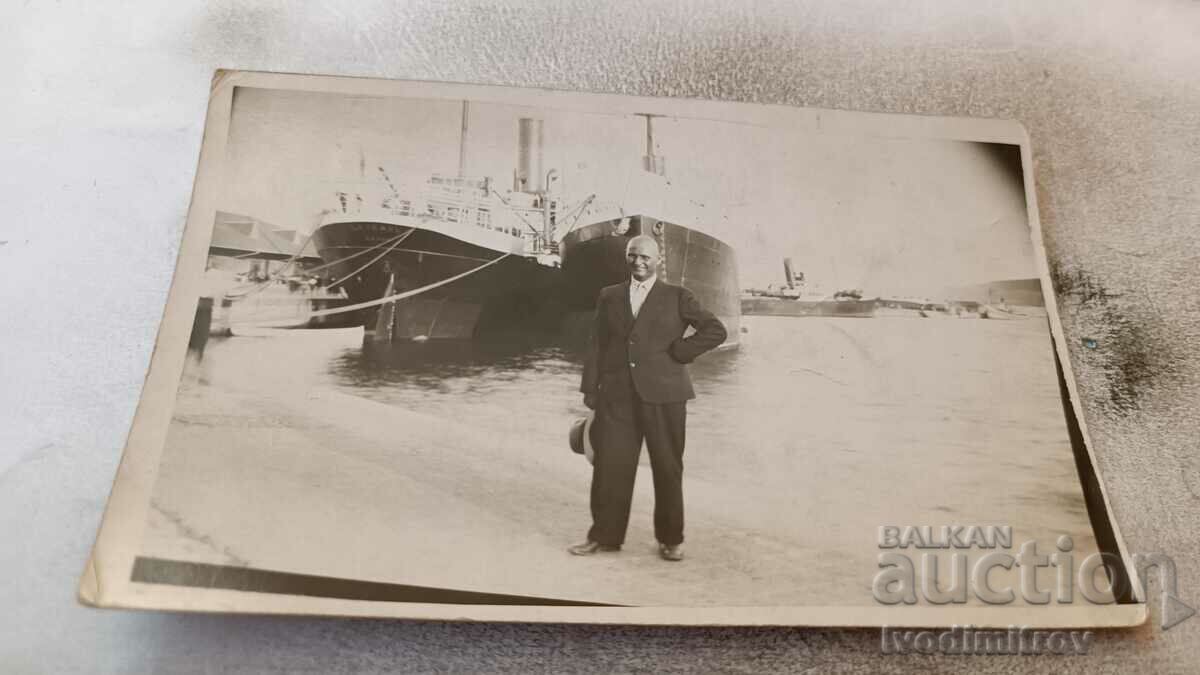Photo Man in front of two steamers at the port