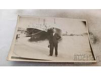 Снимка Мъж пред два парахода на пристанището