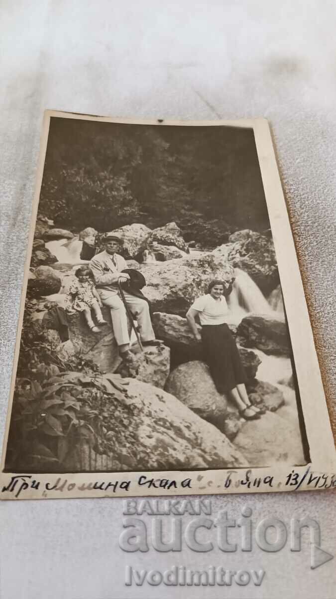 Fotografie Boyana Bărbat, femeie și fetiță pe Mother's Rock 1938