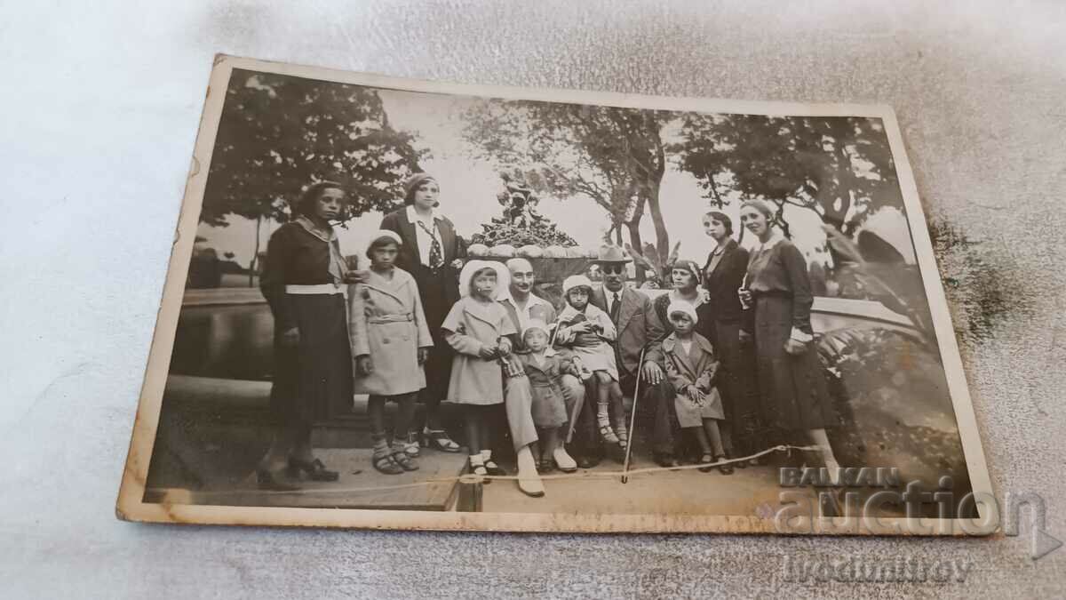 Photo Varna Men and children in the Sea Garden