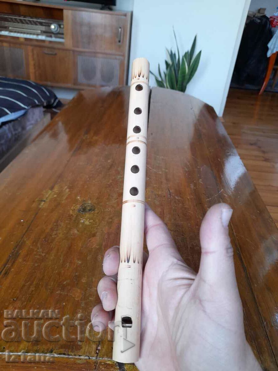 Δημοπρασία Παλιό ράσκυλο, ντουντουκ, σφυρίχτρα Δημοπρασία Παλιό ράσκυλο, ντουντουκ, σφυρίχτρα