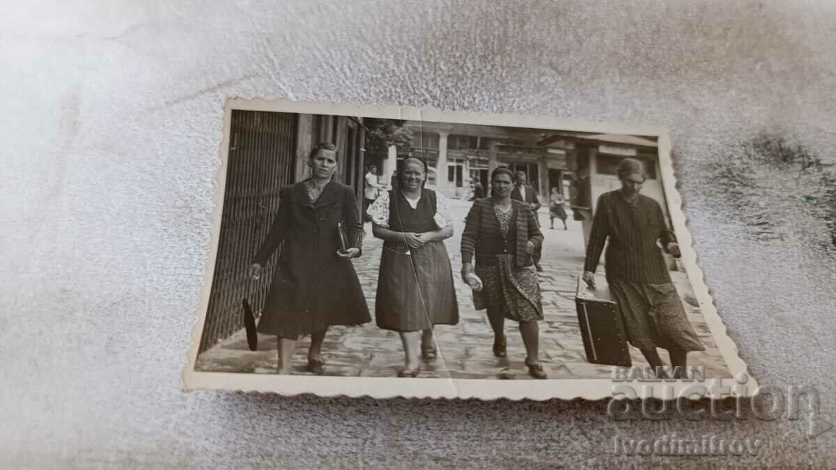 Снимка София Четири жени на разходка