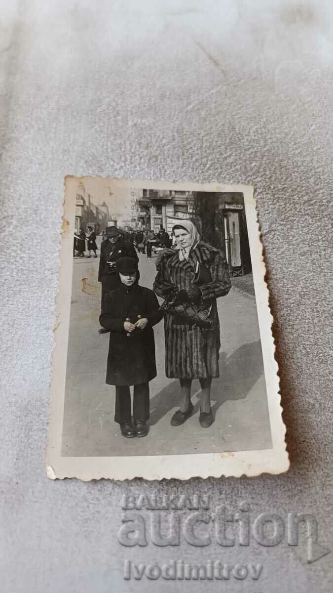 Снимка София Жена и момче на разходка 1942