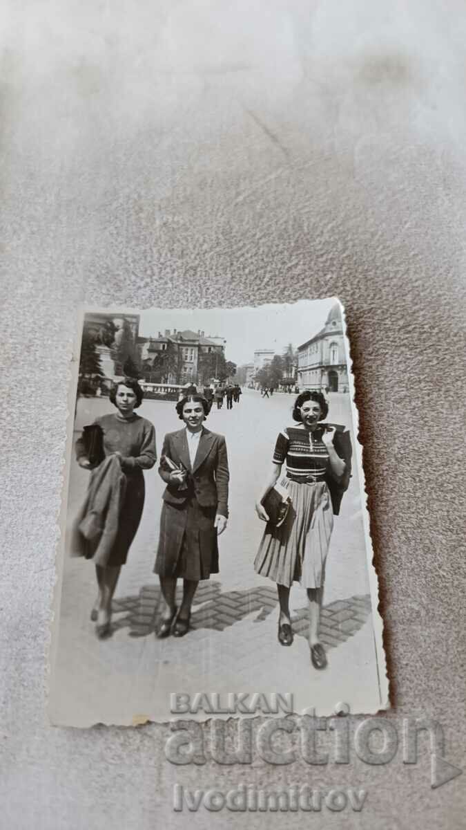 Photo Sofia Three women on a walk along Tsar Osvoboditele Blvd