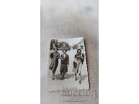 Φωτογραφία Σοφία Τρεις γυναίκες σε μια βόλτα κατά μήκος της λεωφόρου Tsar Osvoboditele
