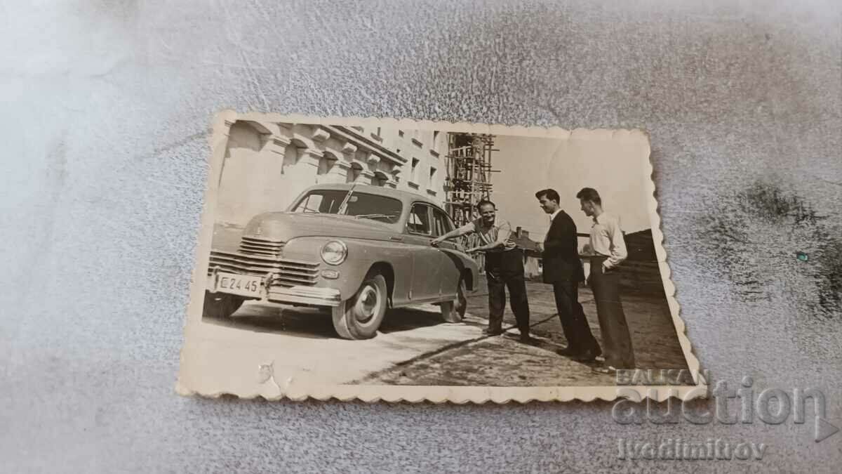Fotografie Sofia Trei tineri lângă o mașină Varșovia 1955