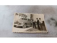 Снимка София Трима млади мъже до лек автомобил Варшава 1955