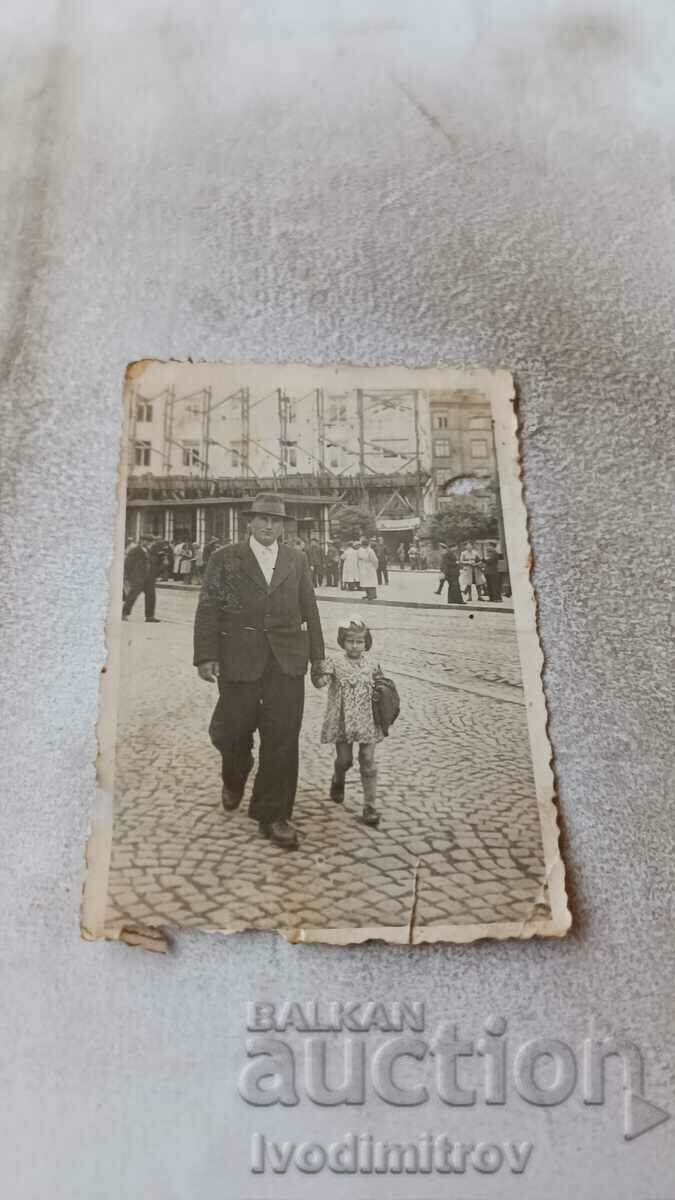 Photo Sofia A man and a little girl on a walk