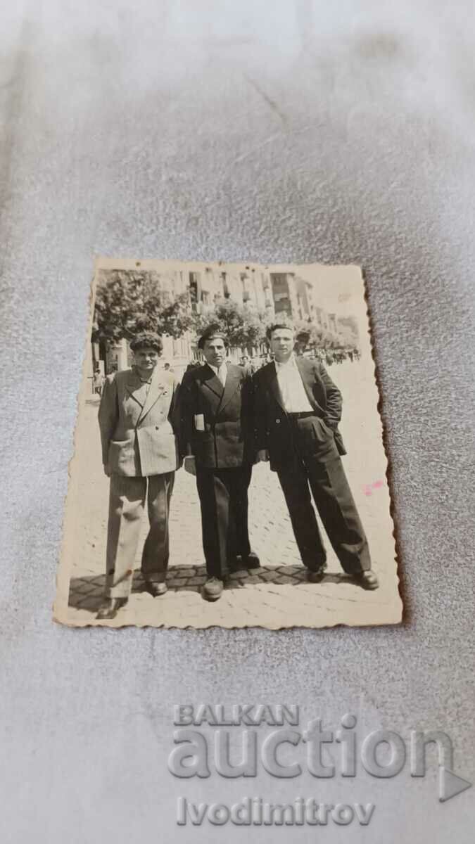 Снимка София Трима млади мъже на улицата