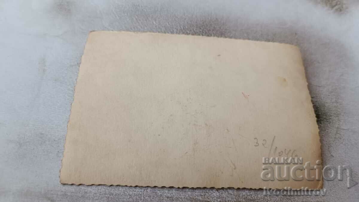 Photo Men and women on the sidewalk with price 1.65 BGN | € 0.84