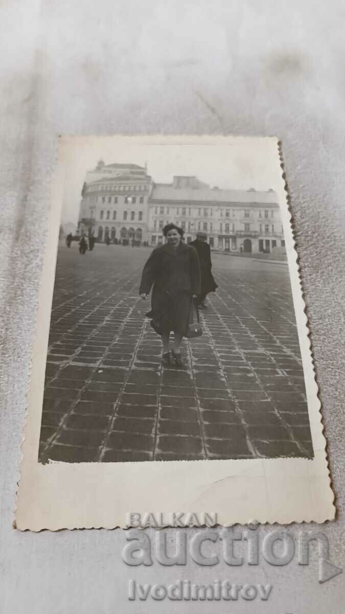 Снимка София Жена на площад Александъръ I