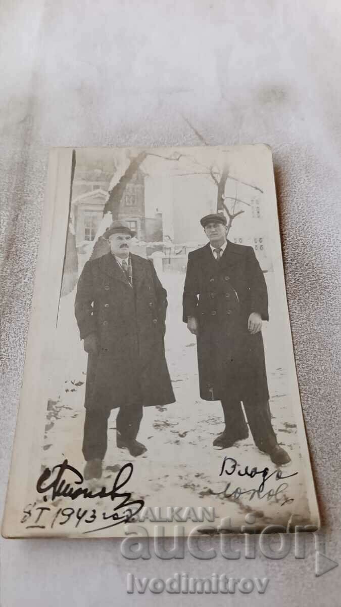 Снимка София Двама мъже в градина през зимата 1943