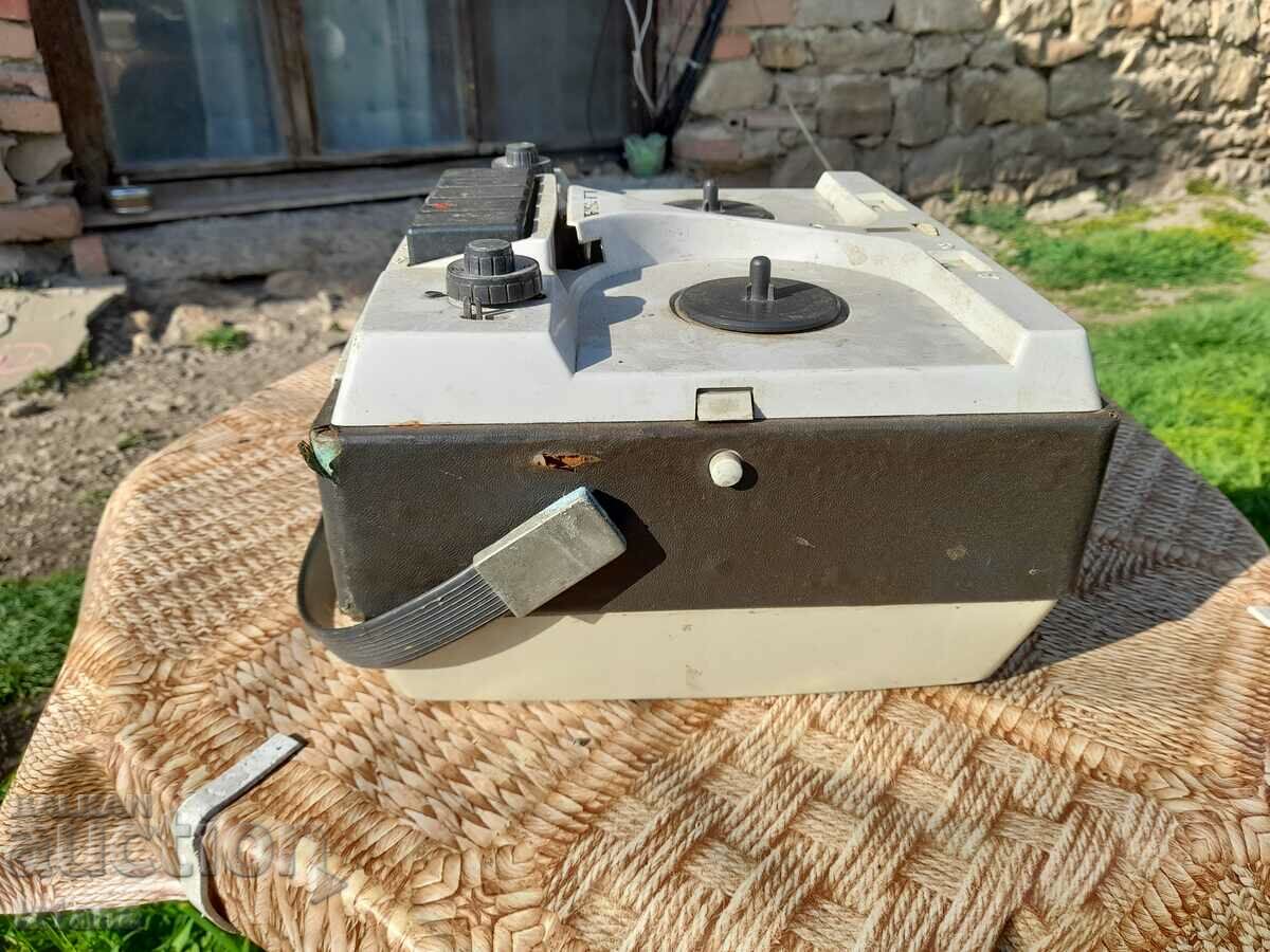 Auction Old Lesa Renas R3 tape recorder Auction Old Lesa Renas R3 tape recorder
