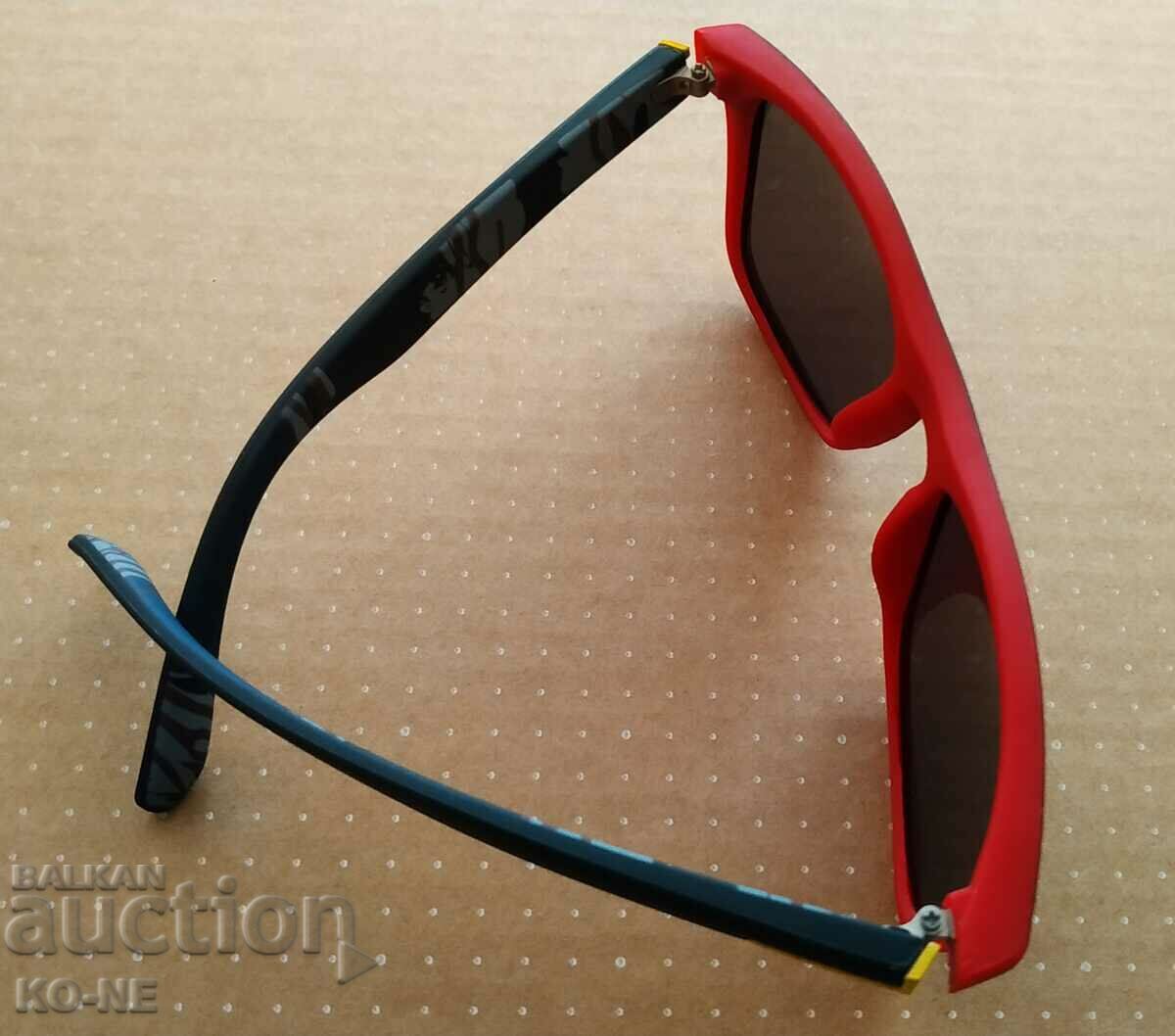 Delivery of Unisex sunglasses