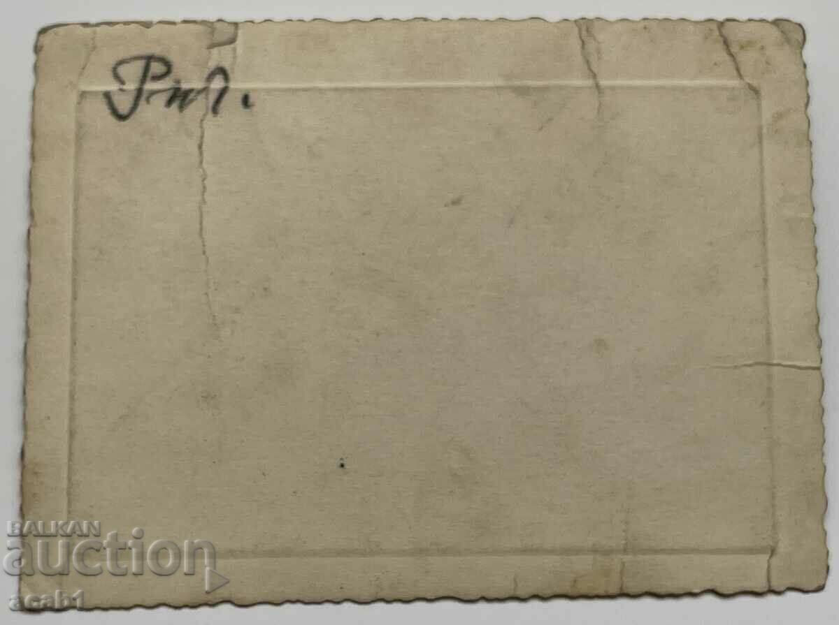 Femei în fața unui monument cu preț 9.99 BGN | € 5.11 Femei în fața unui monument cu preț 9.99 BGN | € 5.11