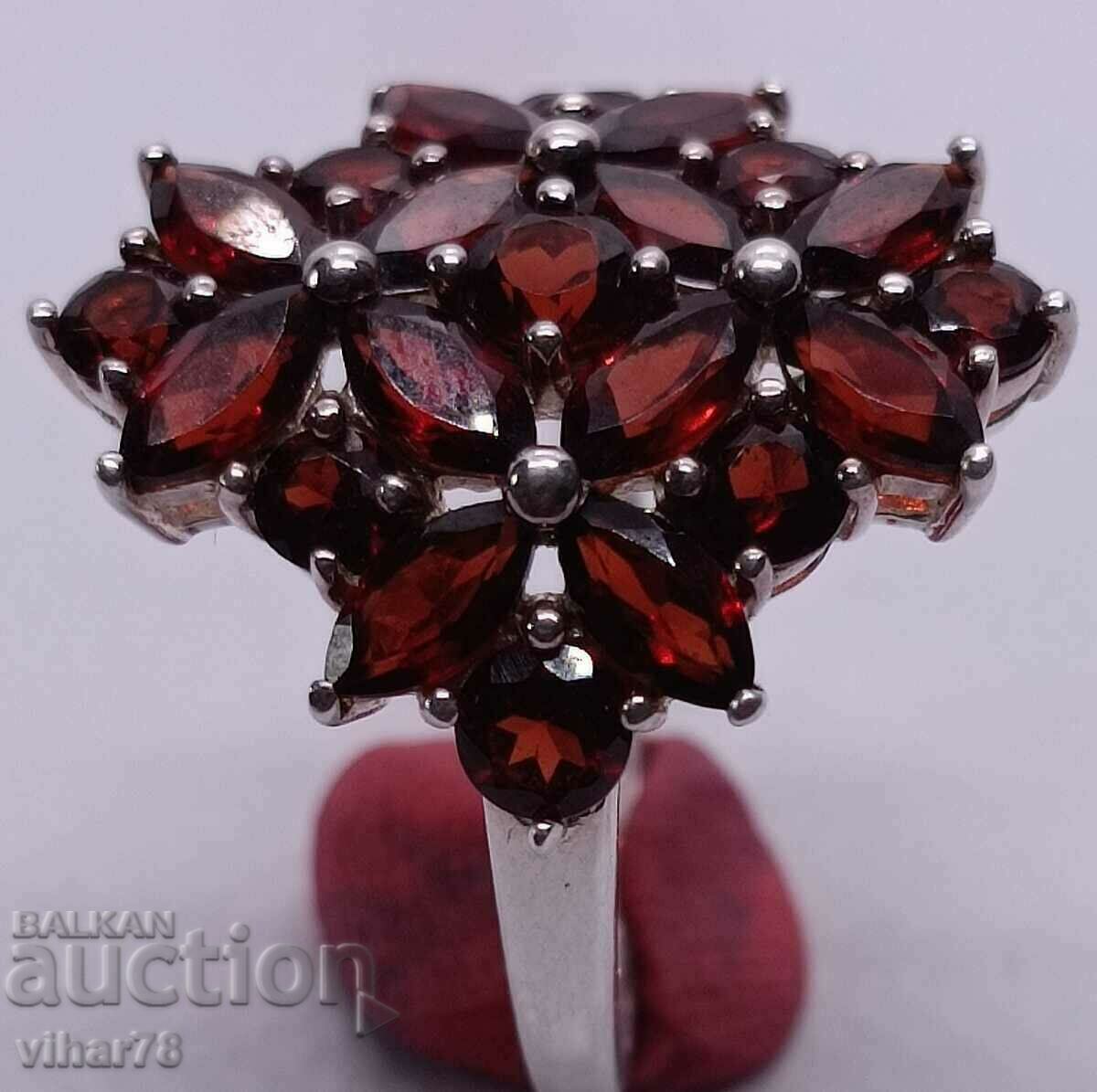 Auction  WOMEN'S SILVER RING WITH GARNET